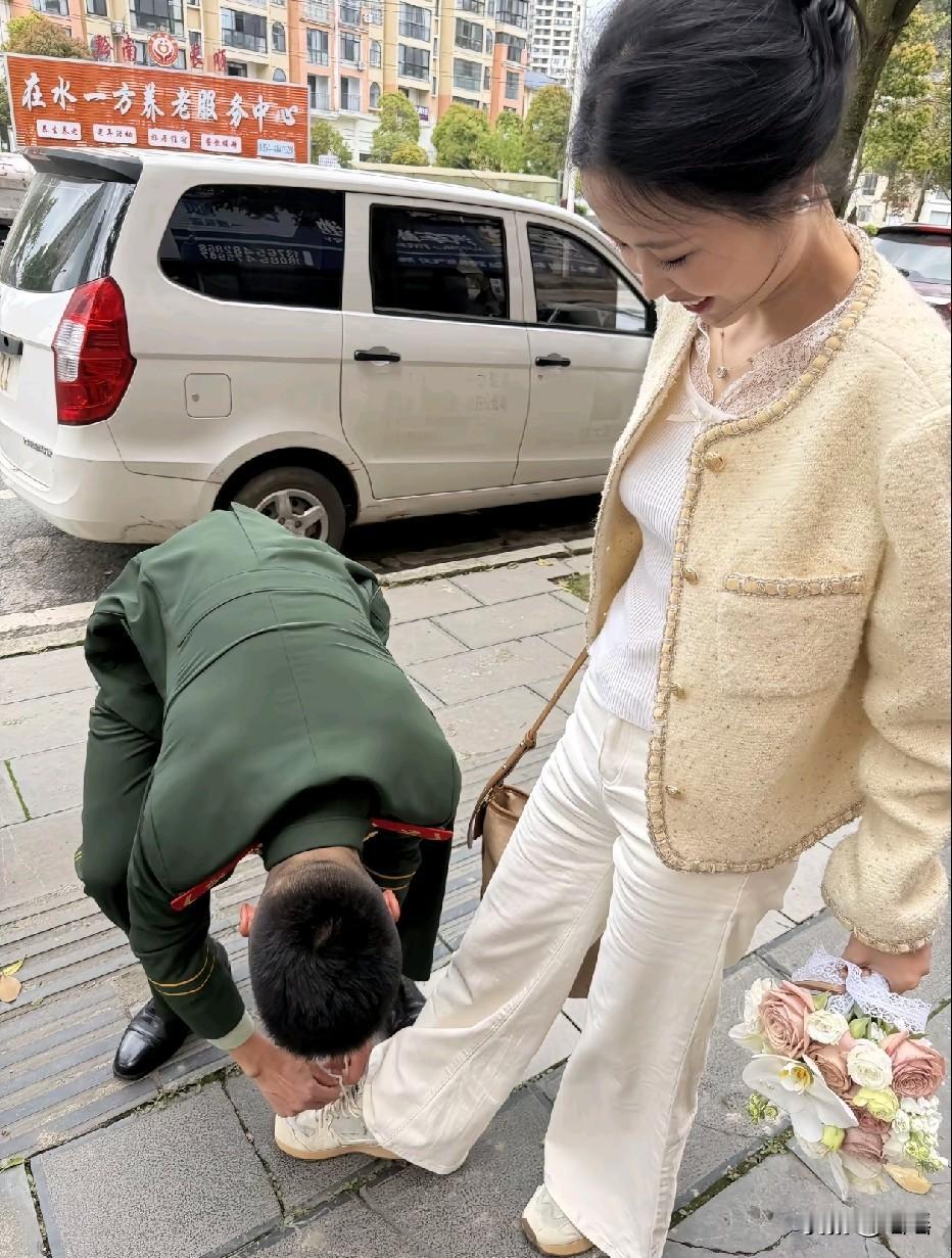 男朋友给我系鞋带的时候，每次婆婆都会说