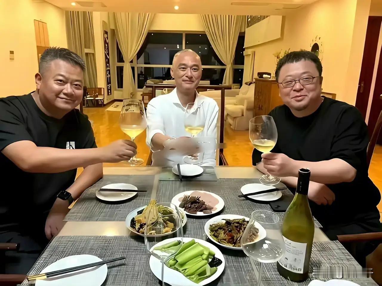 冯唐说，中年有大肚子的人都不靠谱，最好别共事，要远离，网友听了很不爽，直接放出一