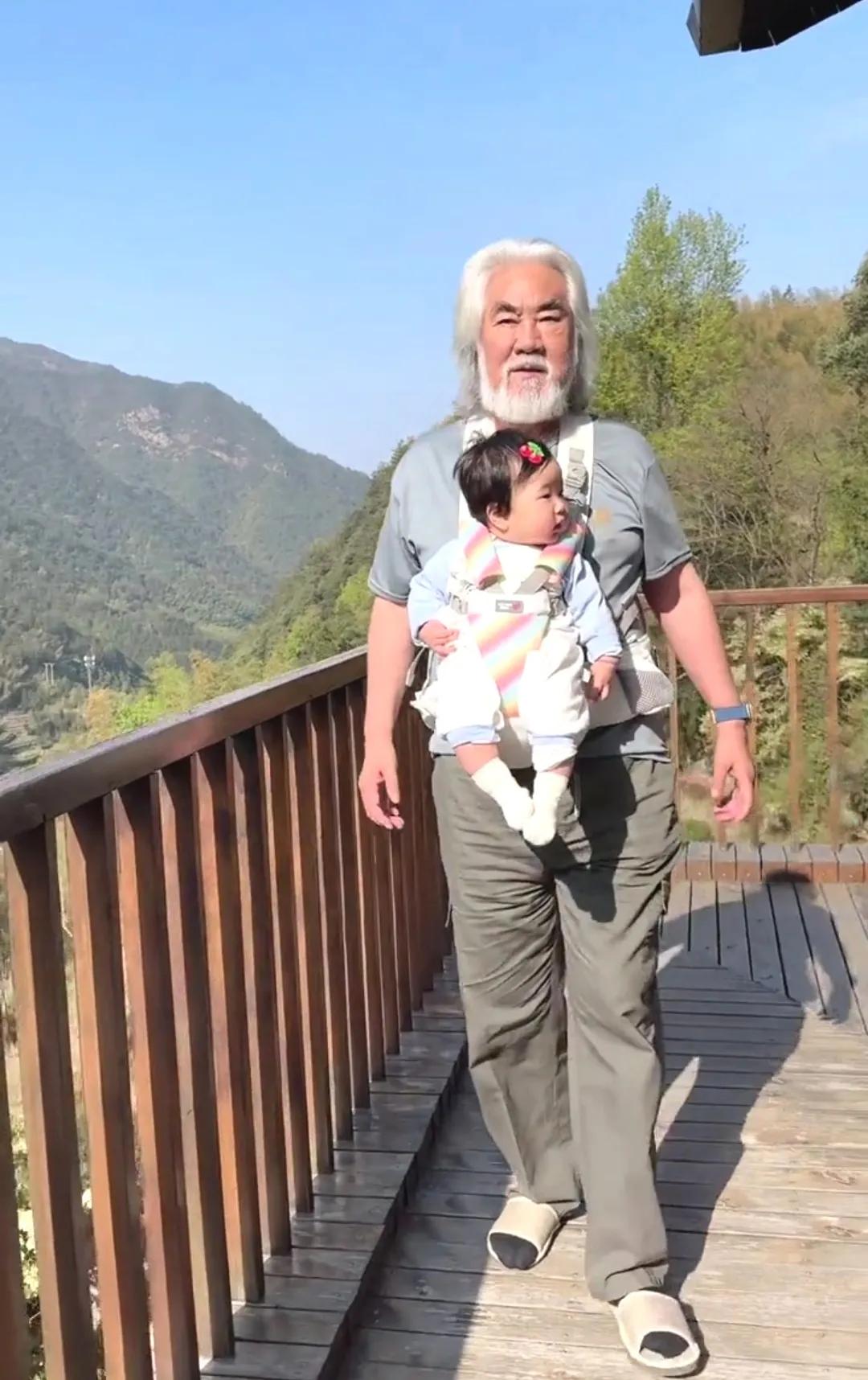 基因强大，张纪中长的跟女儿几乎一模一样。众所周知，就在去年74岁的张纪中迎来
