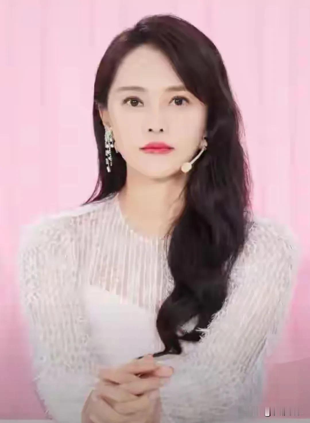 57岁伊能静说60岁不远了，我听着都精神了！姐剪了十年没变的斜刘海，瘦了十斤，说