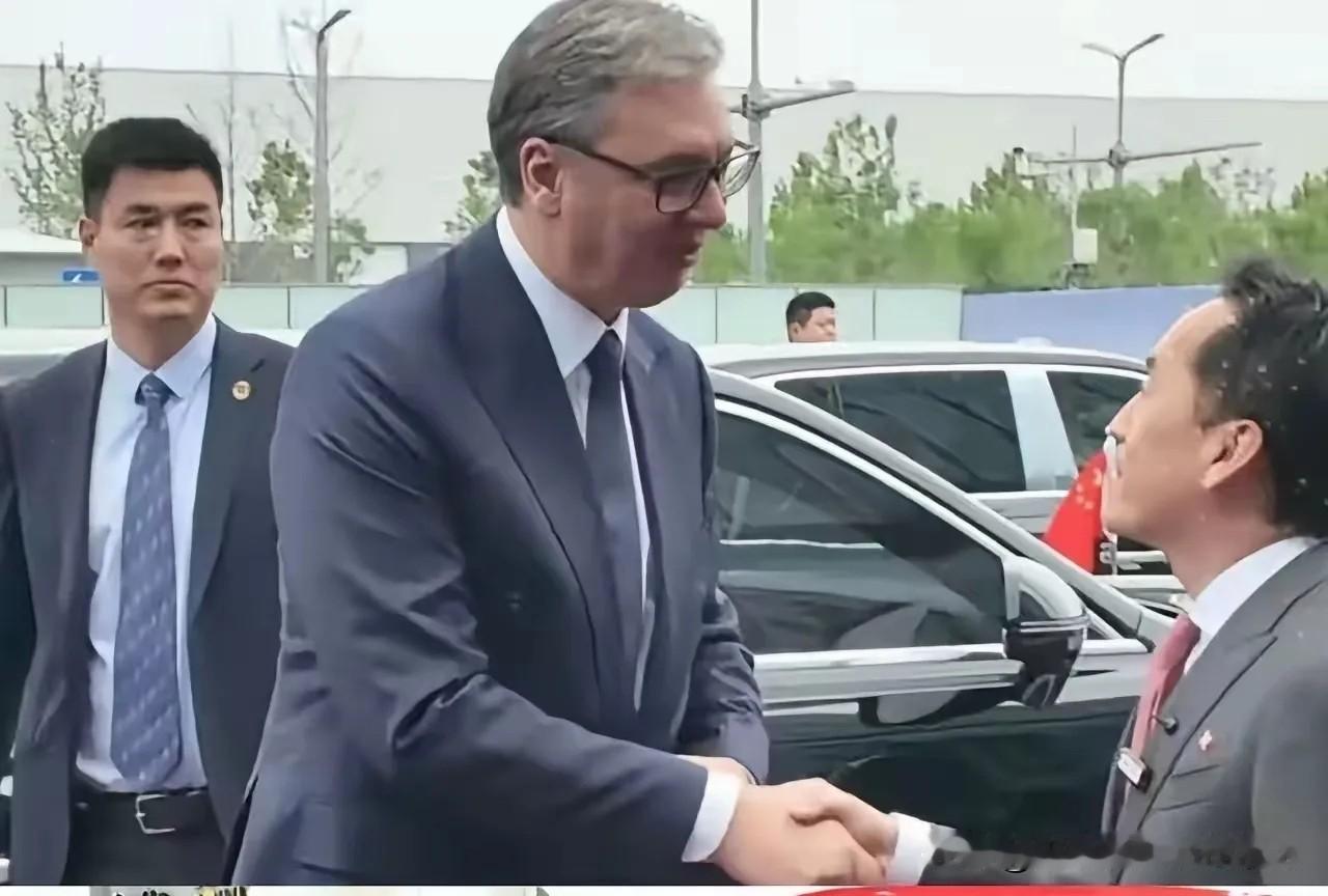 武契奇一句“我买不起”，真不是哭穷，是实打实的窘迫。我专门去扒了塞尔维亚反腐
