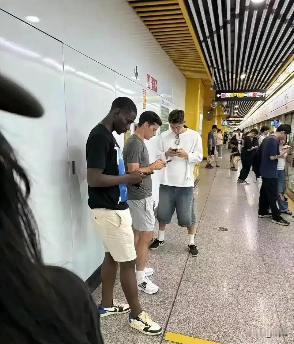 有上海申花球迷拍到申花几名外援业余时间坐地铁，发现他们与球场上完全不同！这张照