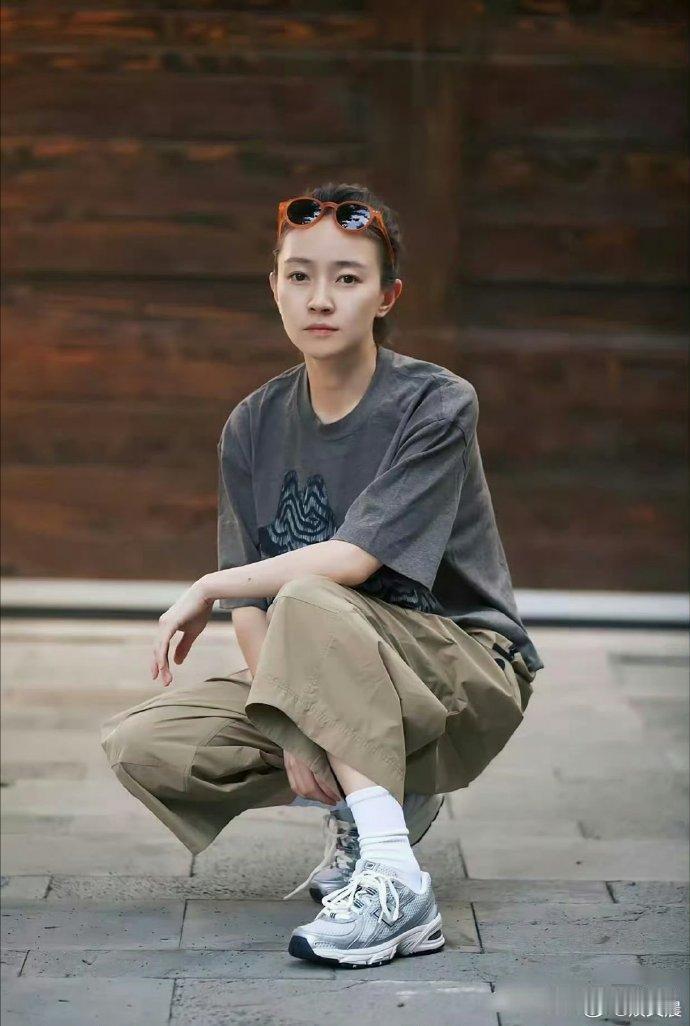 焦俊艳自带利落潇洒的气质，清爽干练，独一份的飒爽魅力格外吸睛。