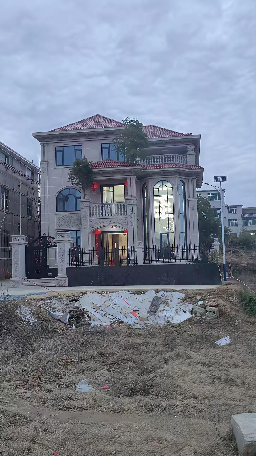 在乡下建一栋这样的房子，30万搞得定吗？这类房子，往往都是资源匮乏的地区，年轻还