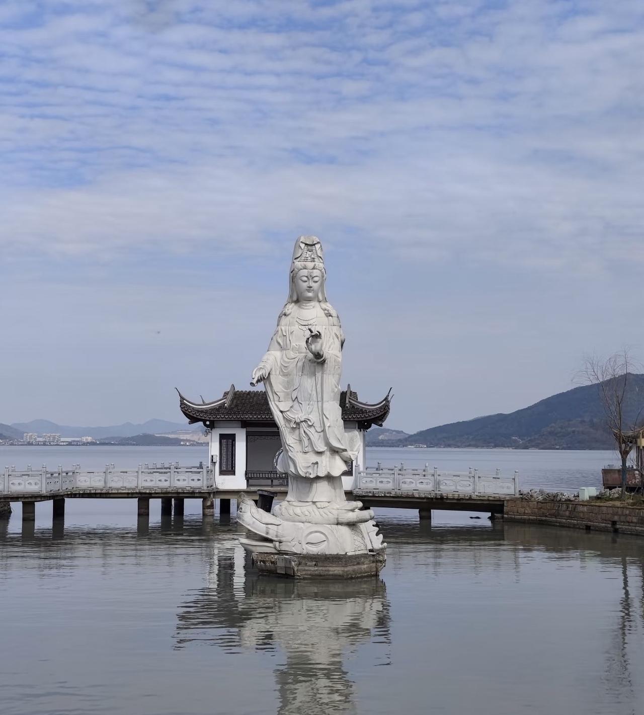 我愣了半天。上个月聚会他还笑着说要换大房子，带老婆孩子去海边。才35啊，正当年。