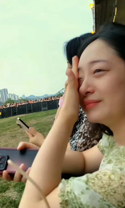 董宇辉大概自己也没料到。他不过是安静站在绵阳街头签售五十岁妇人突然掩面抽泣。