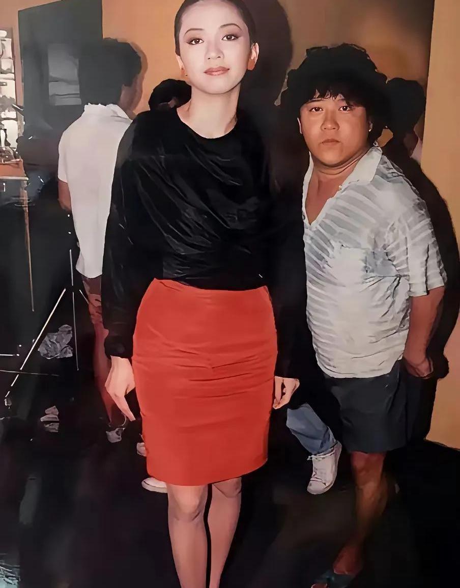 一张老照片，影帝曾志伟恭恭敬敬地站在一位大姐大身后。这位大姐大，就是香港娱乐圈