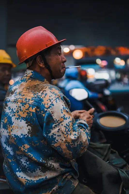 电梯里，两位业主相遇，一位是六十多岁体制内退休的老人，另一位是五十多岁的农民工。
