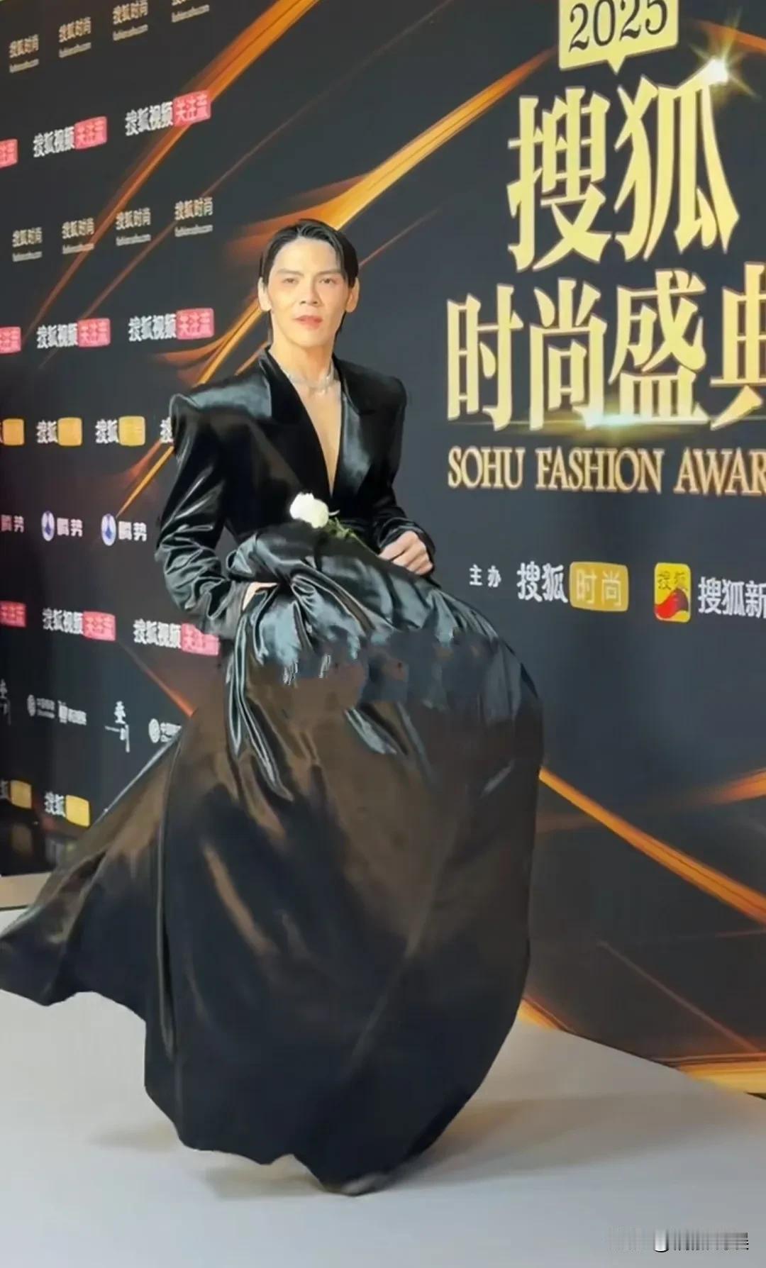 记得向太才说过，不让向佐奇装异服了，也不让他穿女装了，看来向太这句话的保质期不长