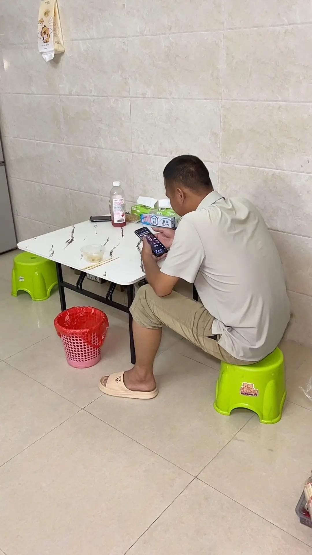 “别再骂那些失业的男人了！昨天我老公跟我说的一句话，让我心疼了一整晚。​​他