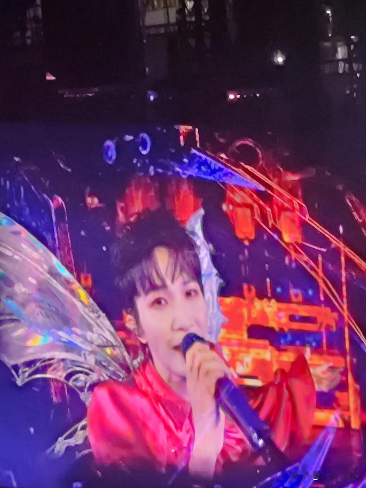 周深，你是怎么回事，演唱会上又是媳妇又是老公的真是越来越不避闲了[偷笑