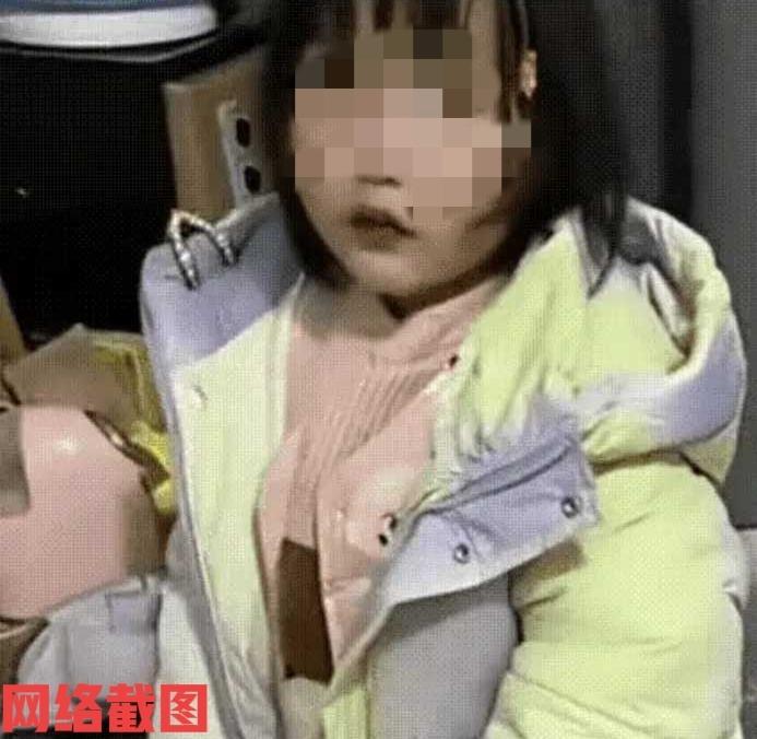 福建有女子离异带四岁的女儿一起生活。只是周末这天，女子下班回家看到出租房的厨