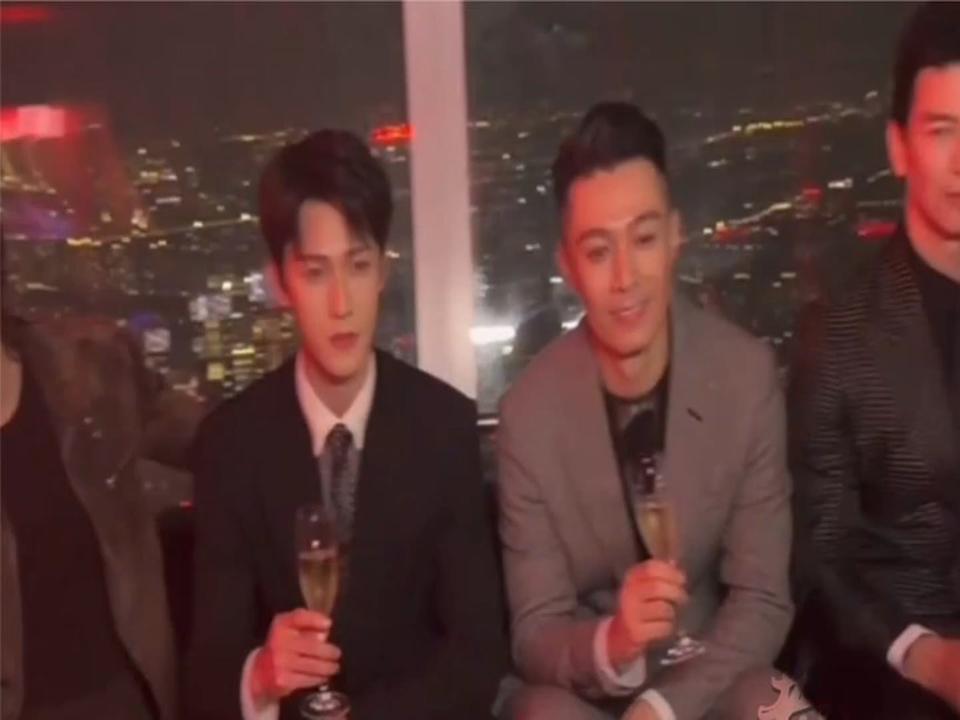 不愧是顶级建模脸，他44岁了依然还是法拉利！