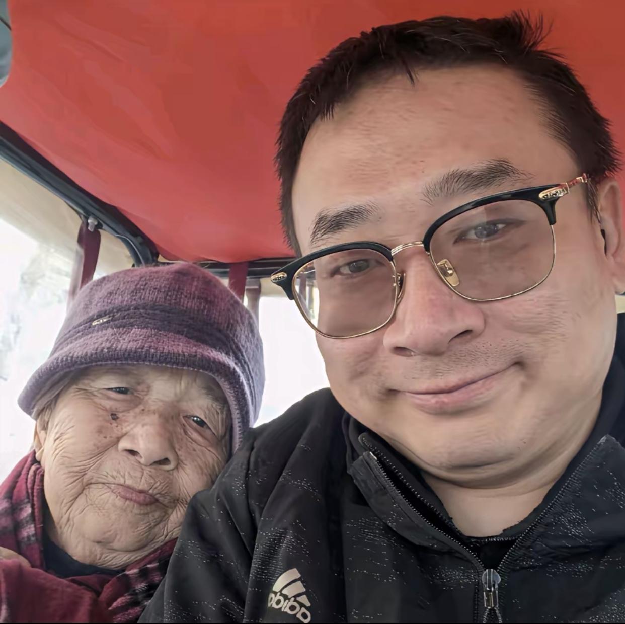 家人们，姐姐们，大家好！我是姗姗。此时此刻，窗外爆竹声声，屋内万家灯火。今天