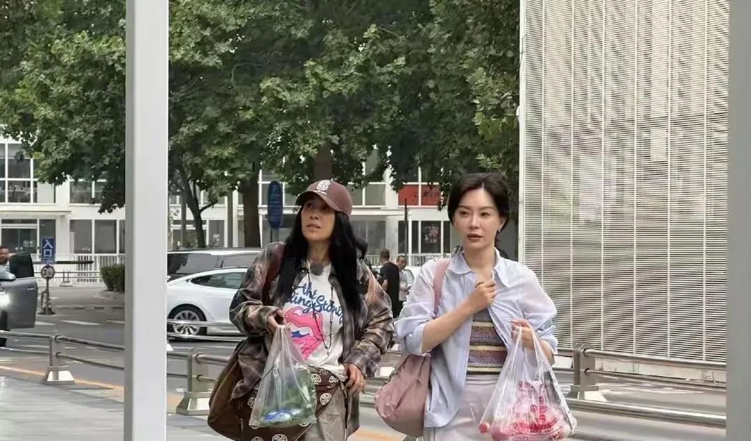 那英和陈数街头买菜同框！一个随性飒爽，一个优雅温柔，这反差感也太好嗑了～果然美女