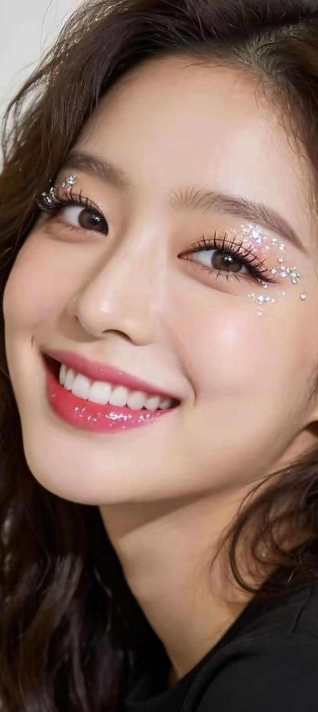 甜美笑容，闪亮眼妆，元气满满的一天！😊✨