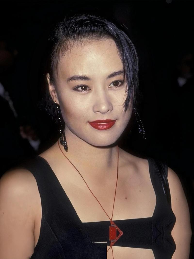 现在的娱乐圈，稍微上了点年纪的女演员就经常抱怨什么容貌焦虑和中年危机。但你若是回