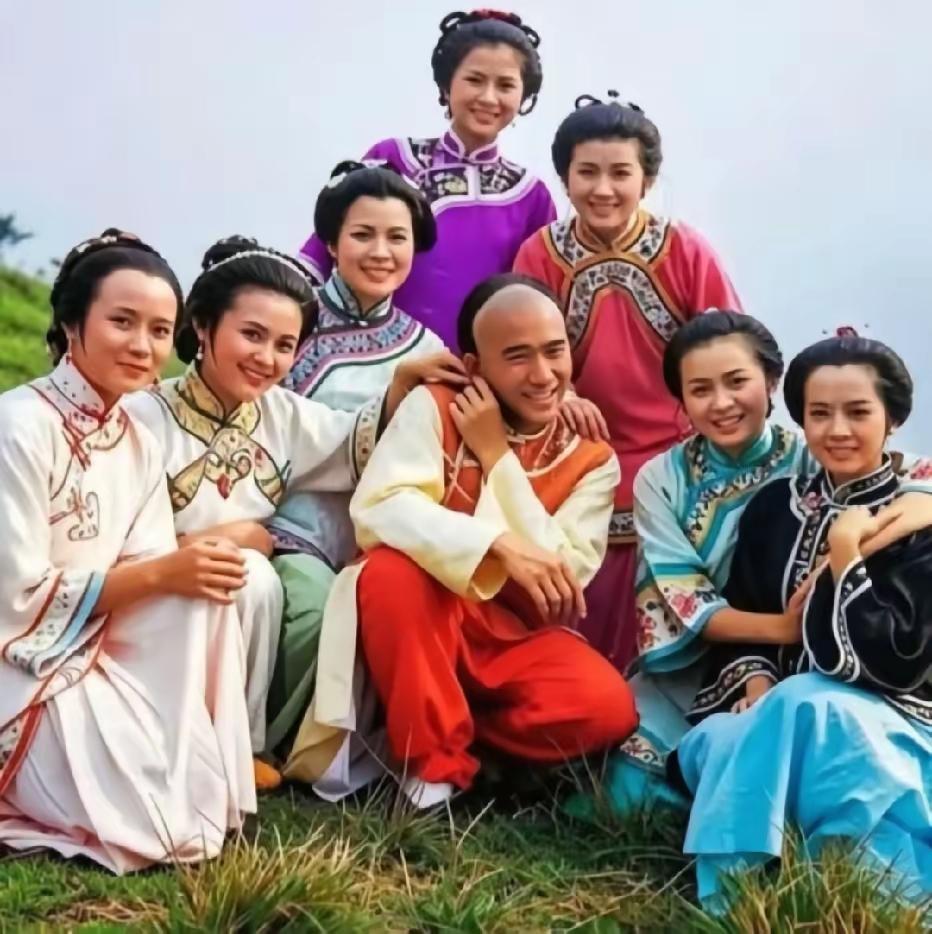 这是梁朝伟版《鹿鼎记》主要演员合影，感慨时光飞逝。梁朝伟、刘嘉玲等风采依旧，他们