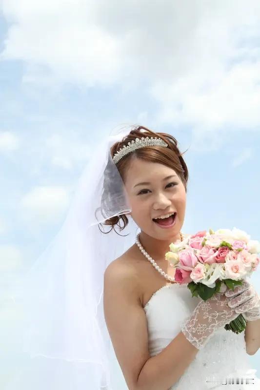 老一辈觉得结婚是大事，新娘必须早早起床梳妆打扮，早起才足够重视这场婚礼。但现在筹