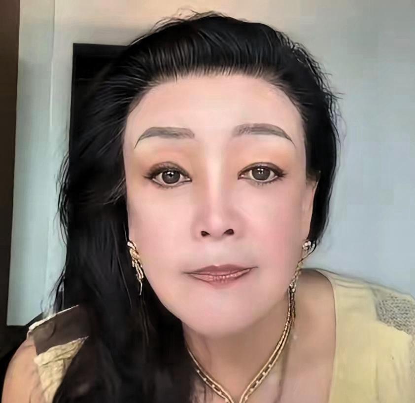 直播连亲情，婆媳守初心。直播间现在是新地方，家人都在这里讲心事，下午时光，婆婆