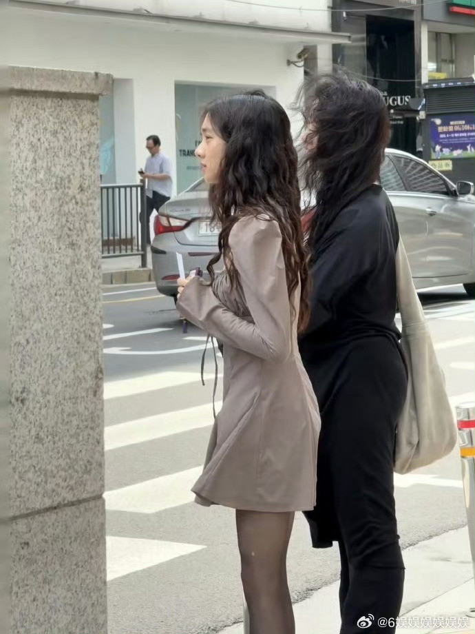 孙莉带黄多多首尔逛街被拍，母女穿搭低调却星味十足！多多侧颜神似妈妈，温柔又养眼✨