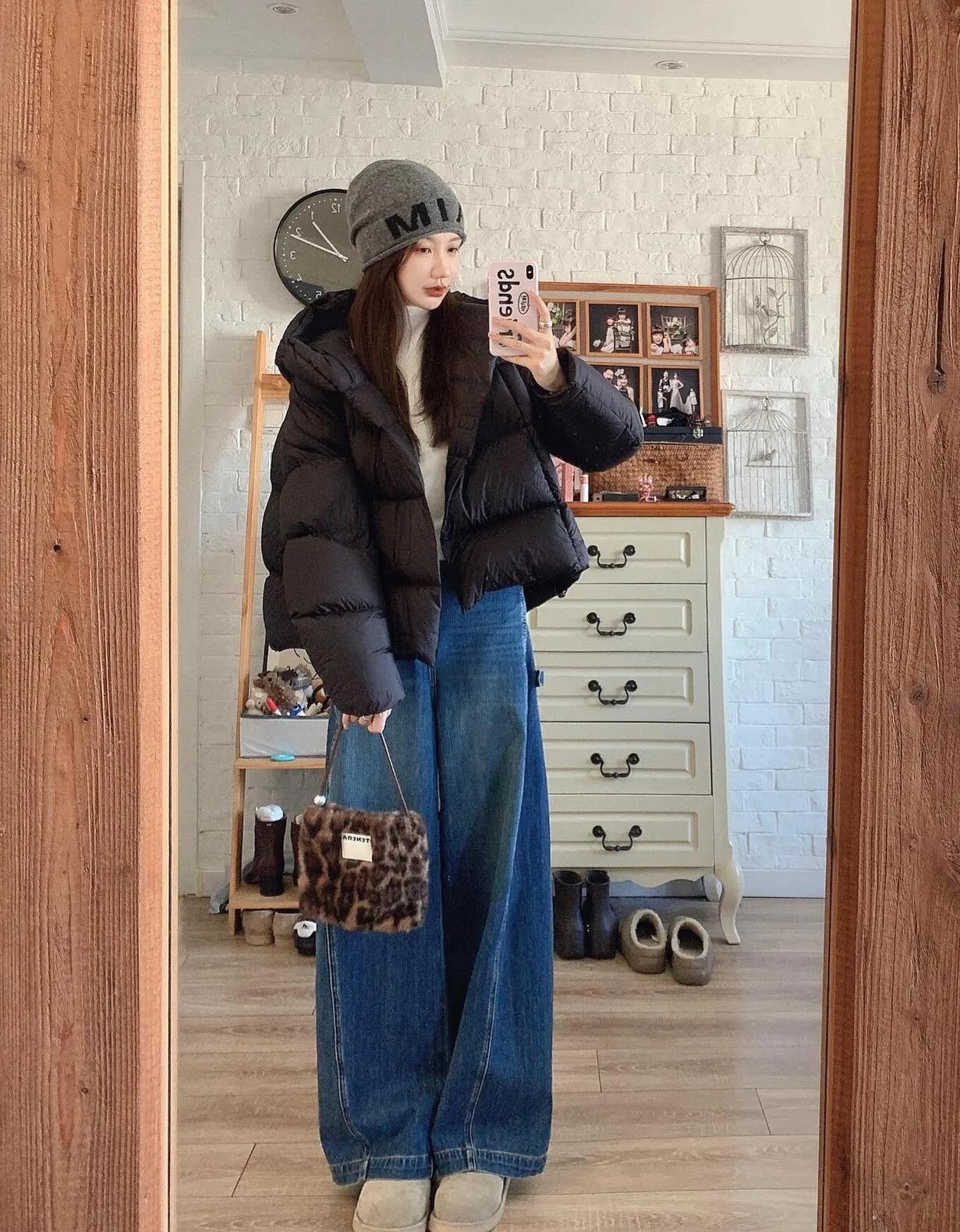  黑色羽绒服搭牛仔裤，这组合真的百看不厌！显瘦又百搭，出门不用费脑，时髦感直接拉