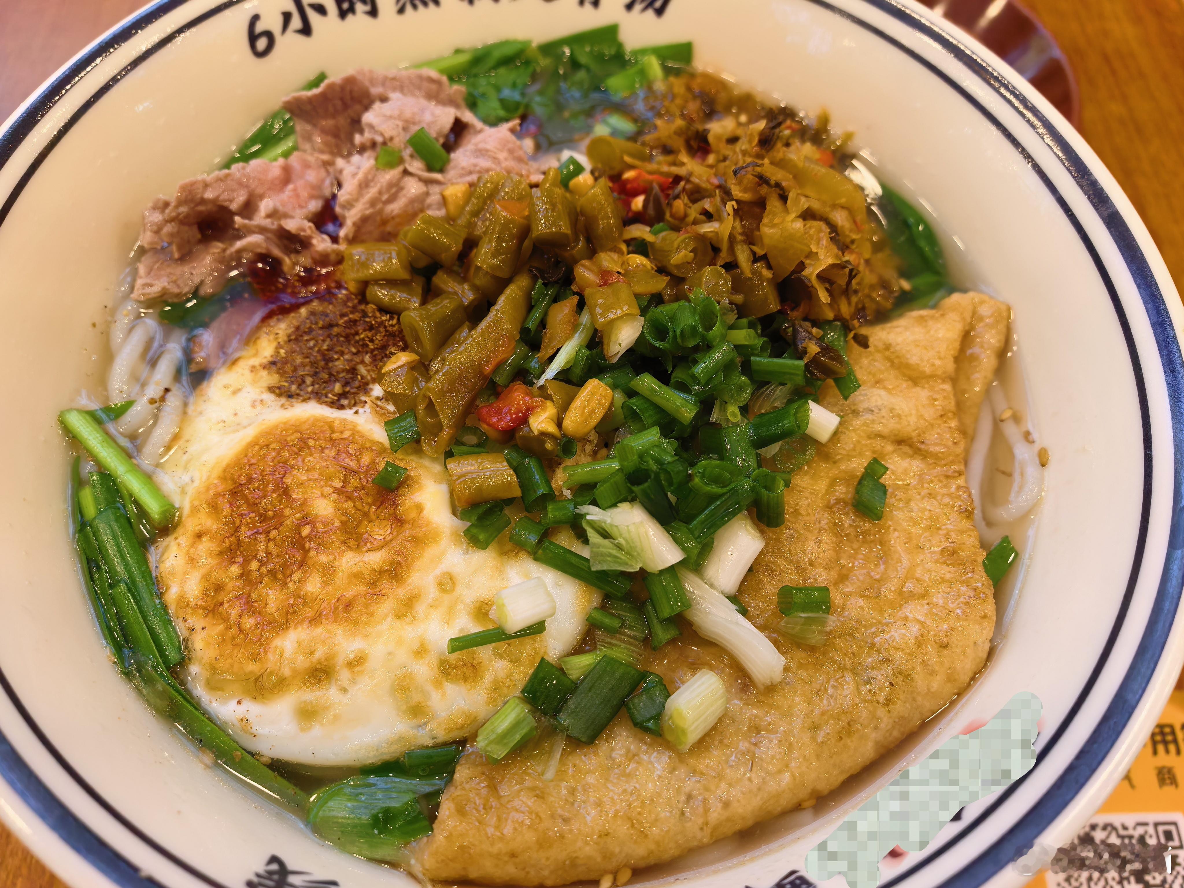 北京现在新开不少这种生烫牛肉粉，还算可以。青菜多放一点，可以应付一餐。​​​