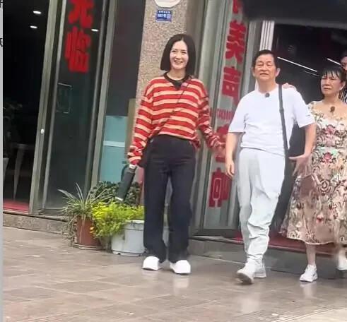 有件事情。我一直没搞懂。谢娜带爸妈出游的照片一搜一大把，可她和公公婆婆的同框合影，翻遍全网愣是找不着