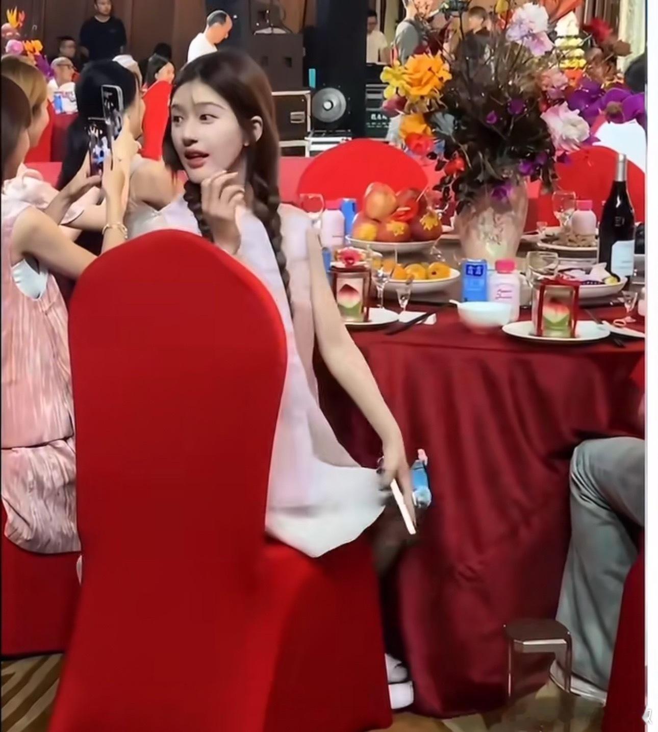 她真的不需要浓妆艳抹，随便放在人堆里就很突出