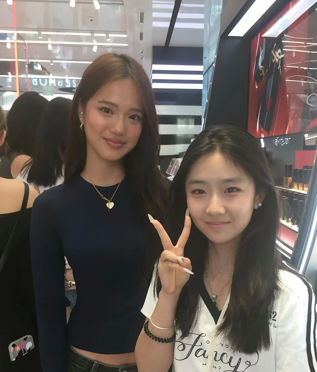 钟丽缇17岁二女儿在北京三里屯逛街被偶遇，她化着大浓妆，穿着小短裤，打扮非常成熟