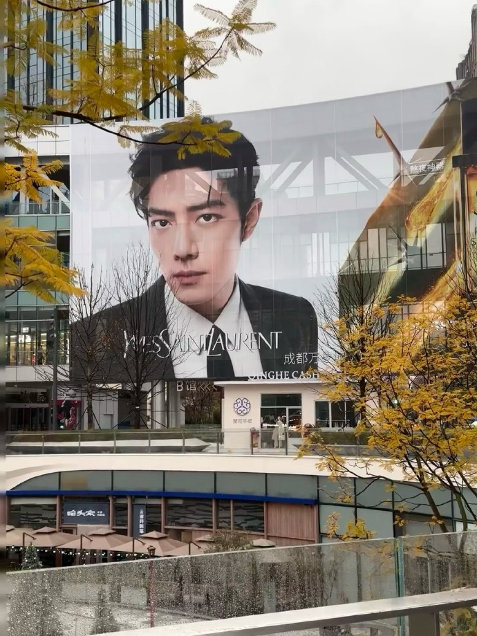 肖战巨幅地广亮相成都，再现触目惊心的帅