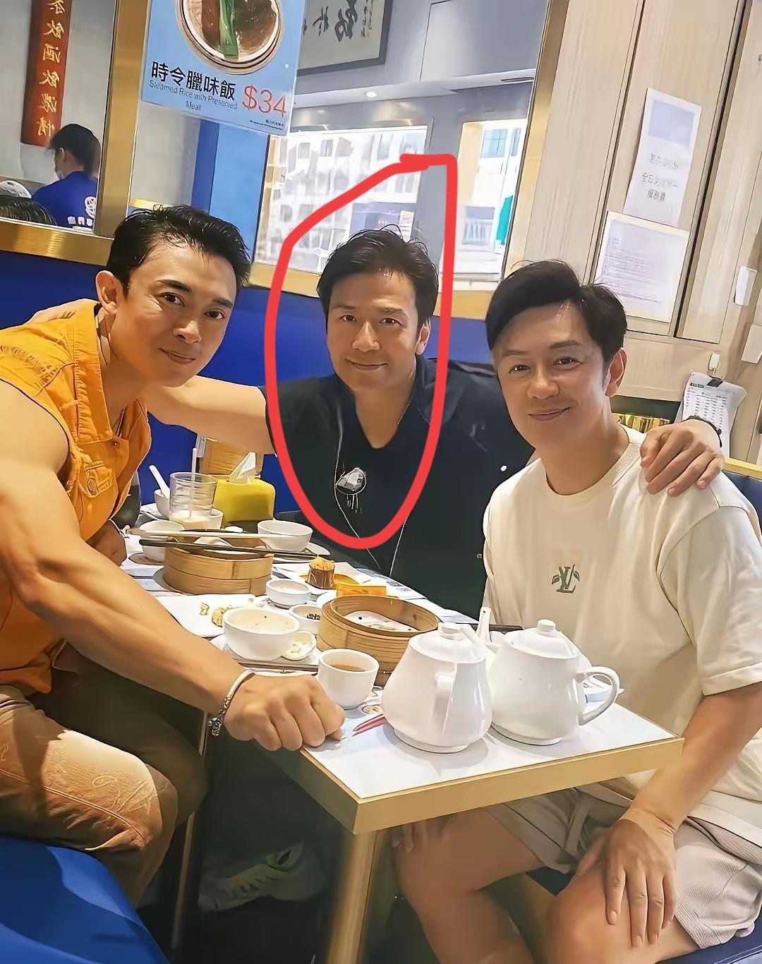 三个朋友在餐厅聚餐，气氛轻松愉快。都是虚竹吗？你认识几位？[作揖][玫瑰]