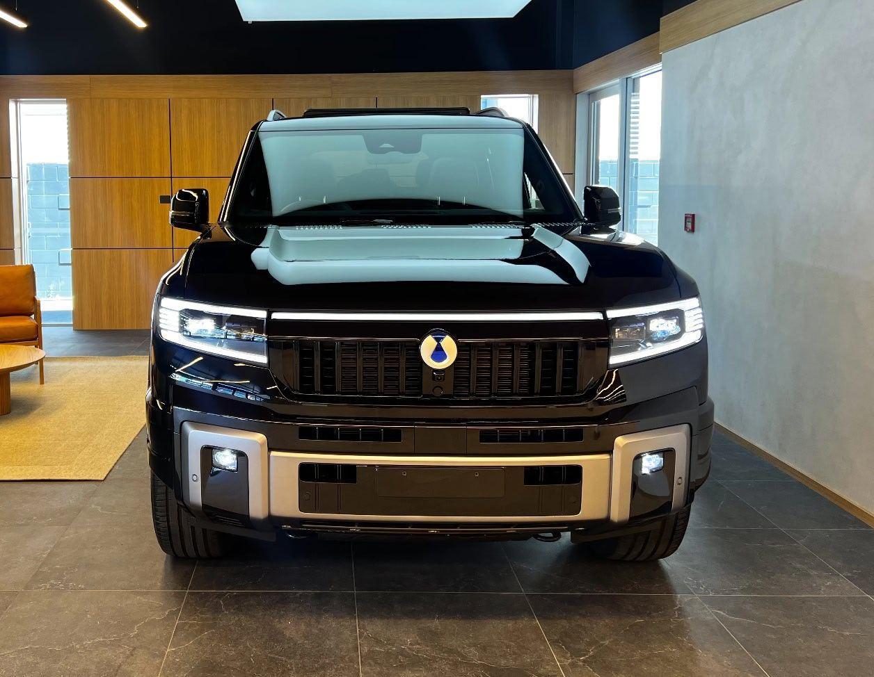 海外版的方程豹豹8的前脸和国内版的有一点区别，更简洁了一些，更精致好看了。