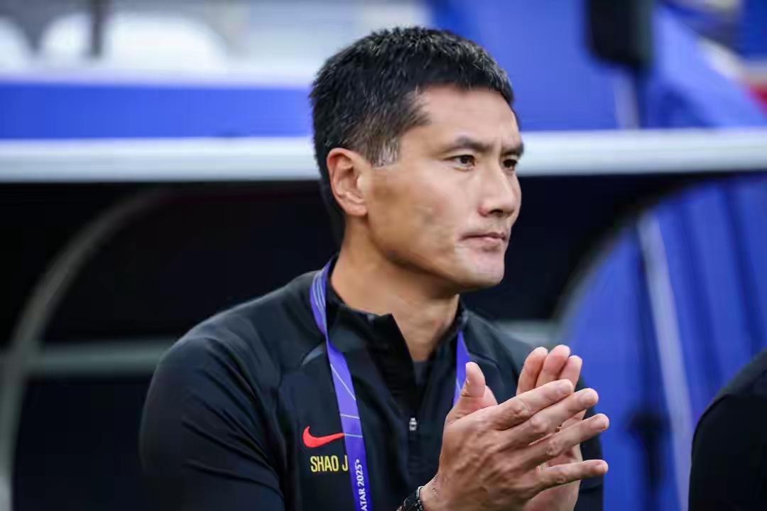 12月9号中国足球传来最新消息：国足新帅邵佳一接手的真是一个烂摊子呀，国足