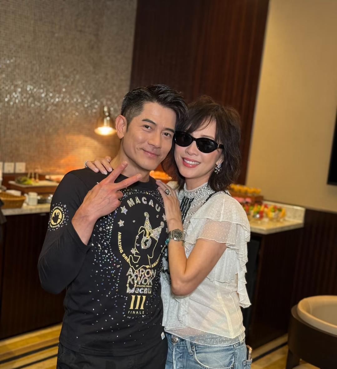 刘嘉玲现身好友郭富城演唱会，两人同岁都奔60岁了，还是男帅女美那么年轻!郭富城