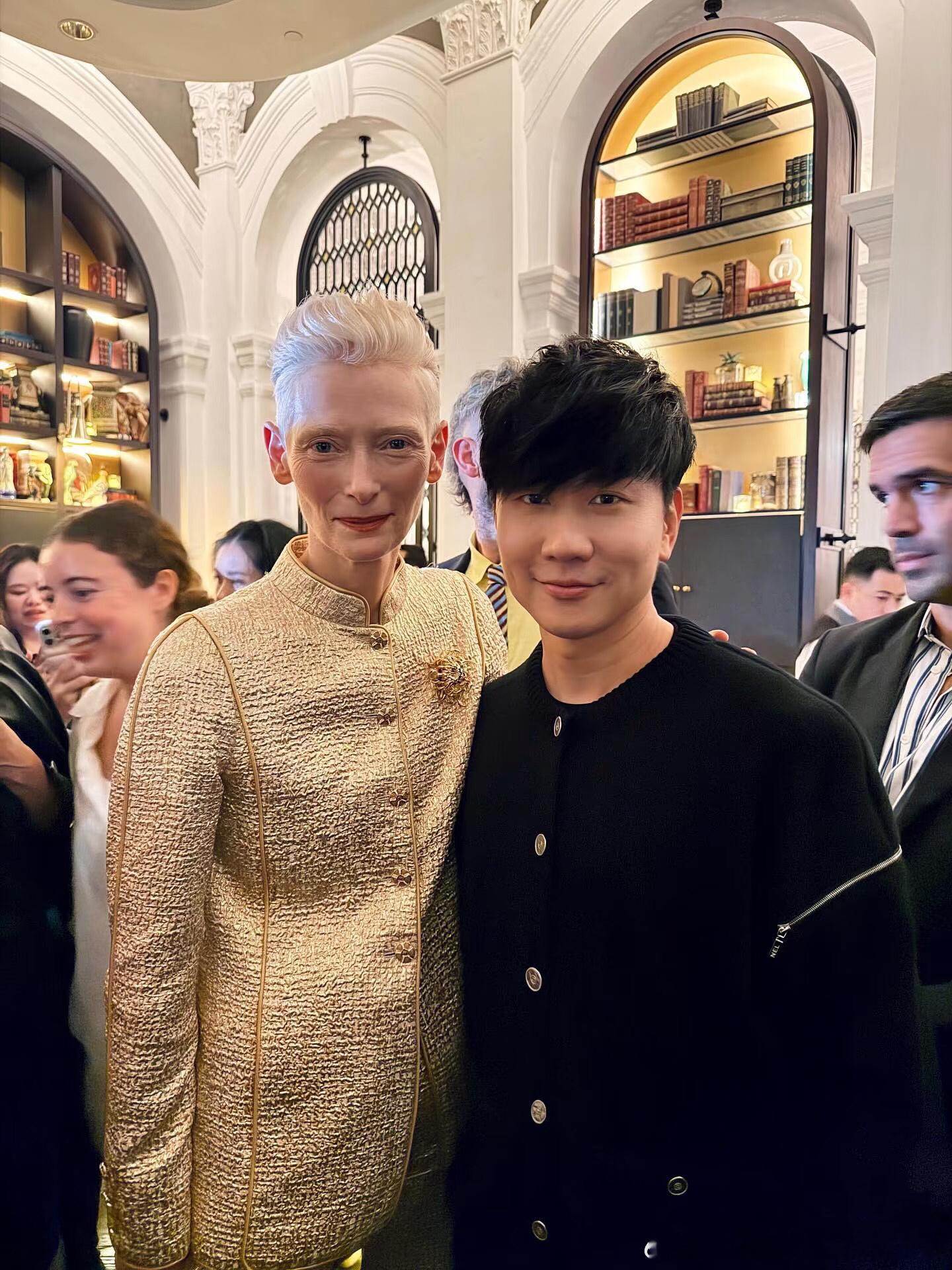 林俊杰哇又是有生之年系列最爱的女演员和坡花坡草合影​​