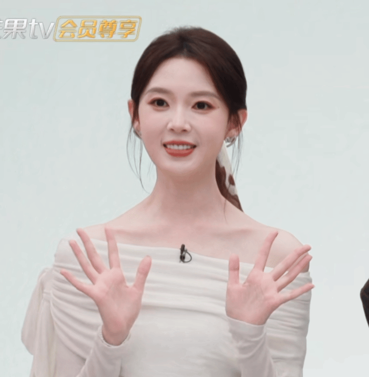 陈瑶下班戴者来女送的镯子陈瑶发文感谢者来女，字里行间全是舍不得。但最戳人的不是