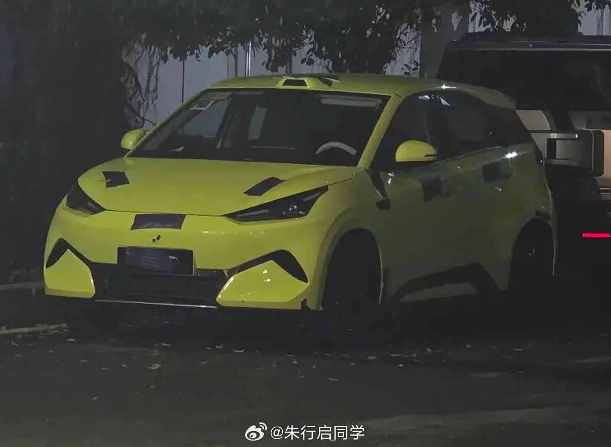 比亚迪改款海鸥曝光，近日，流传了一张比亚迪改款海鸥的测试车照片，头顶激光雷达，升级不少。尺寸上，新车