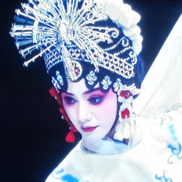 《主角》里忆秦娥练吹火出了意外，衣服着火甩到屋顶引发火灾，被送医后竟不想唱主角了