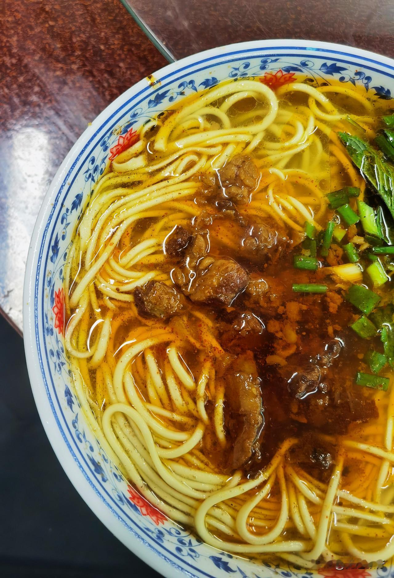 昆明美食探店记录。今天早晨去外面散步锻炼身体，回来的路上遇到一家拉面馆，看着食客