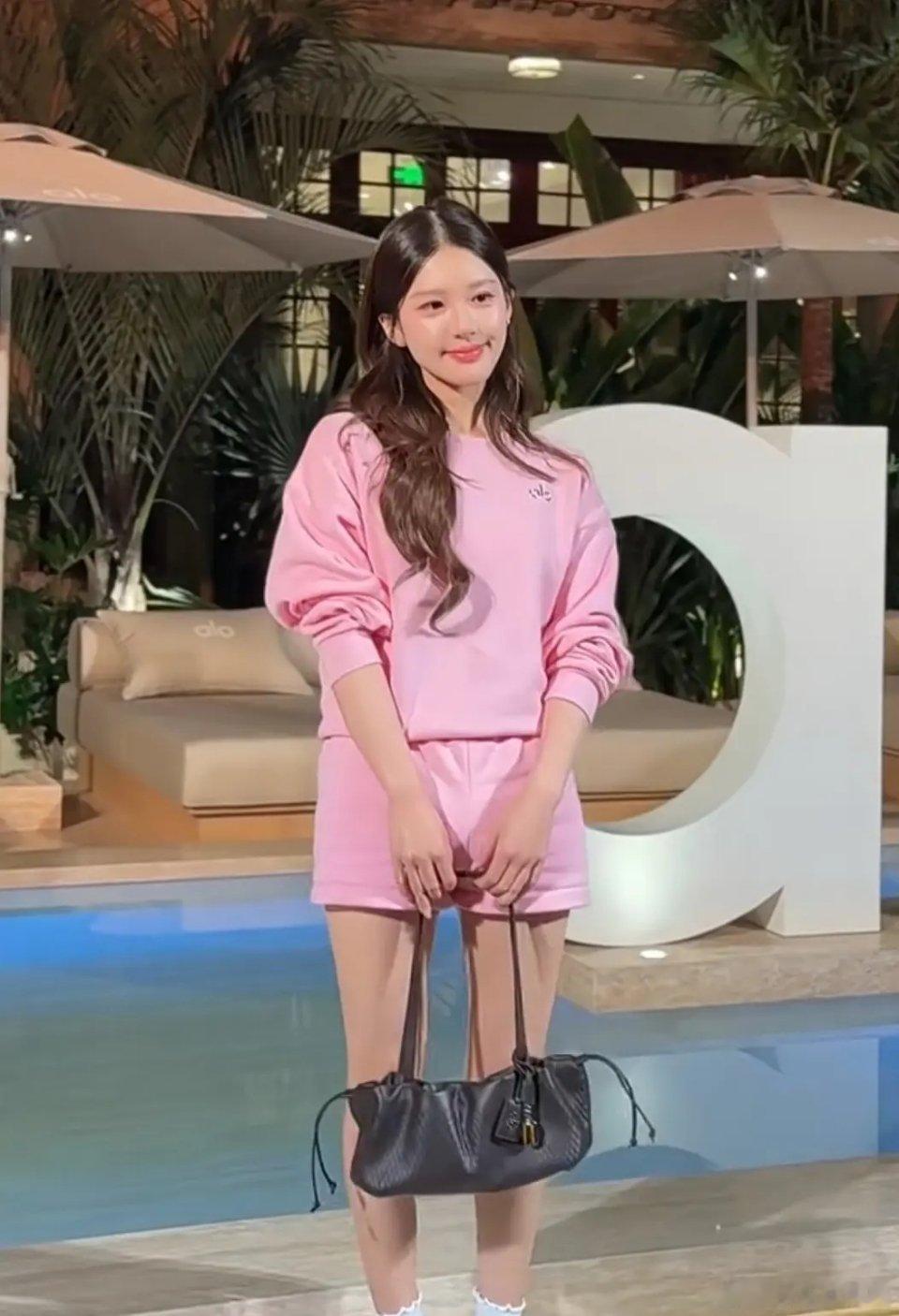 我的妈呀，这个发分中间是剃了一条马路吗？​​​