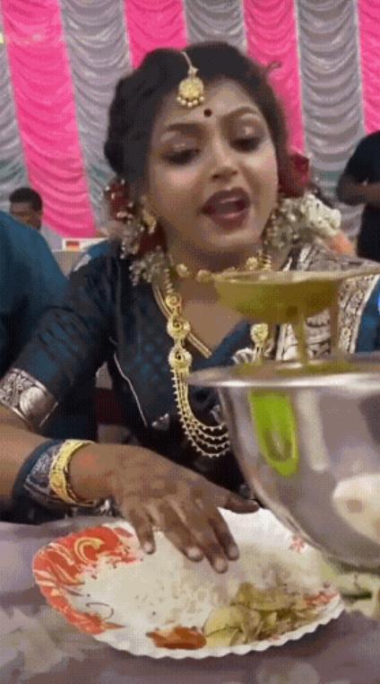 她手都被浇湿了还在笑？你说这事儿气不气人——人家都用手挡着了，嘴上说着“真吃