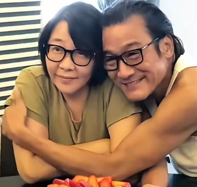 1993年的凌晨2点，几个不明身份的人闯进越南的一家酒店，把梁家辉的妻子江嘉年摁