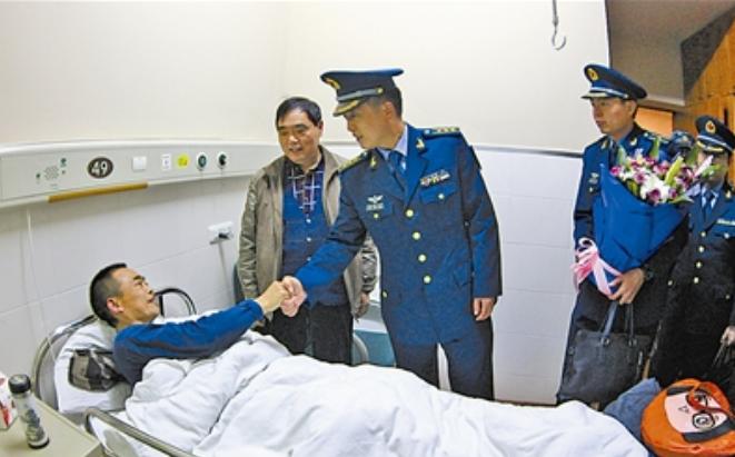 1988年，一名飞行员坠入深山，被好心的农民相救，27年后，农民的妻子打来电话：