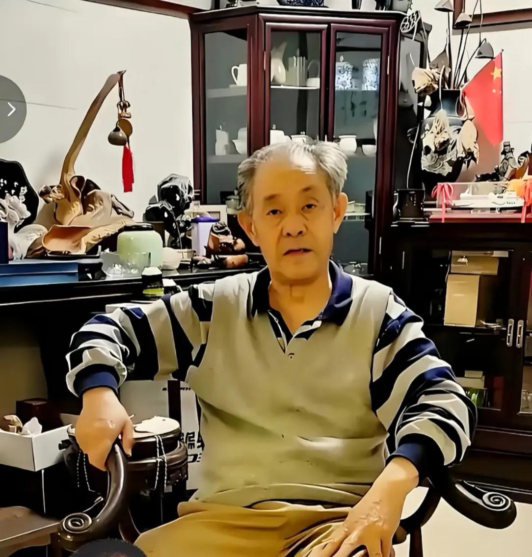 看到有网友评论徐湖平现在应该挺后悔的吧我立马就笑了，住着别墅，拿着退休工资，