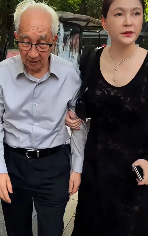 男的看上去已经是老态龙钟，搀扶着他的中年女子，据说是他的夫人，两人看上去怎么说都