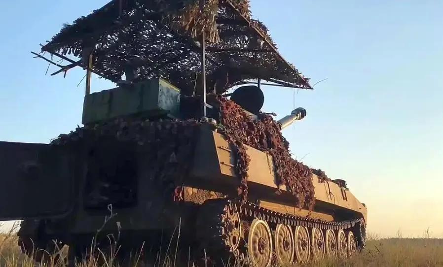 一群乌军士兵穿过森林地带试图悄悄潜入古利艾波列进行增援，但是很快被空中的俄军无人