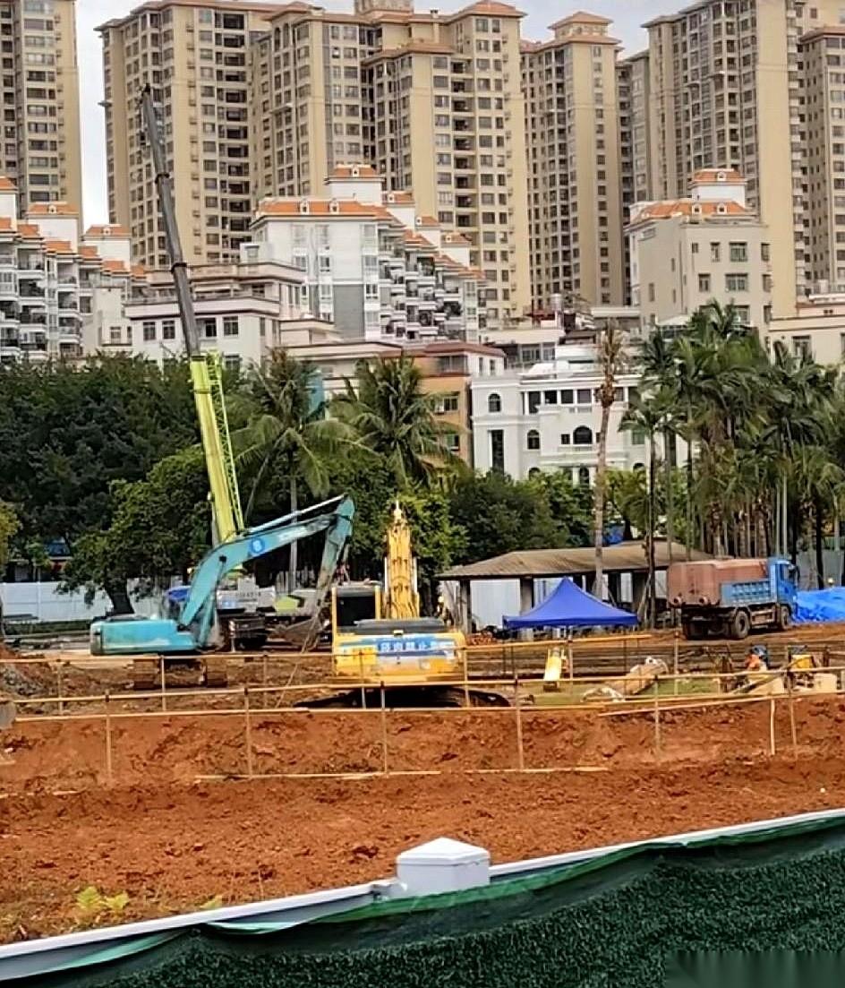 湛江赤坎的北桥公园，挖了个巨坑。机器天天轰隆隆响，震得人心里发慌。周围的老街坊