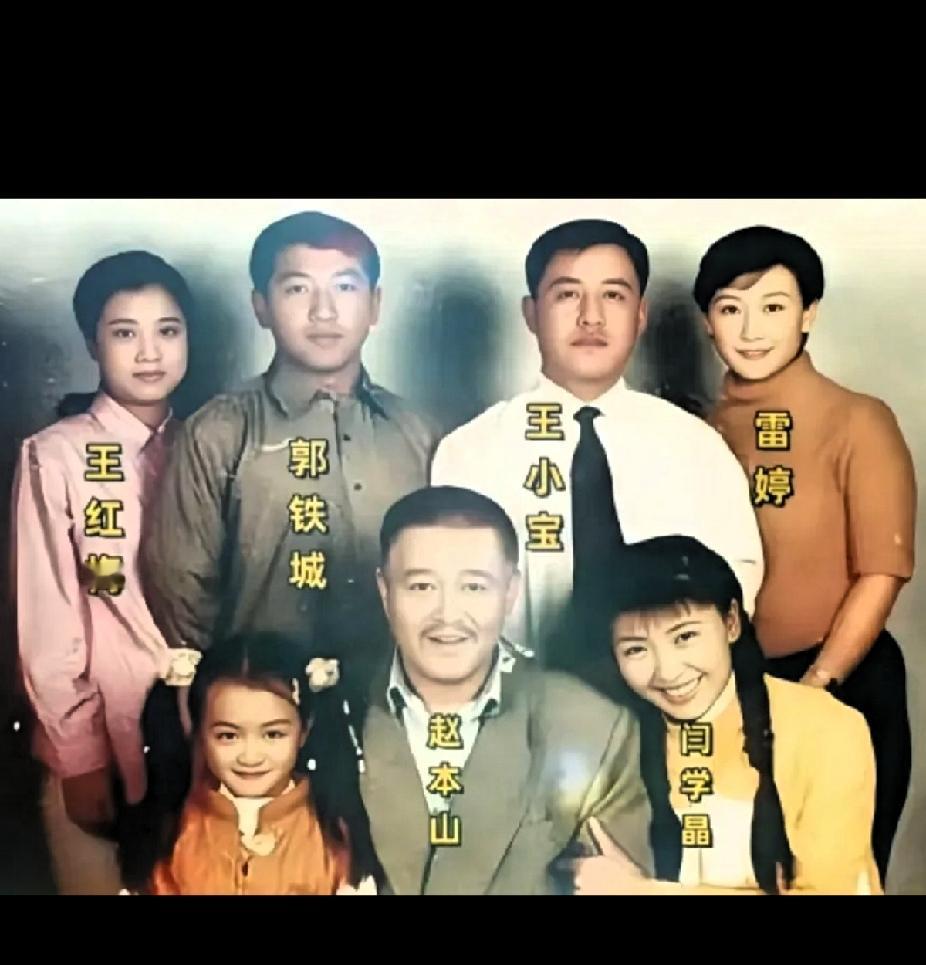 大家有没有发现，阎学晶和男人拍照都拉拉扯扯的！这张照片是年轻时的闫学晶挽着师傅