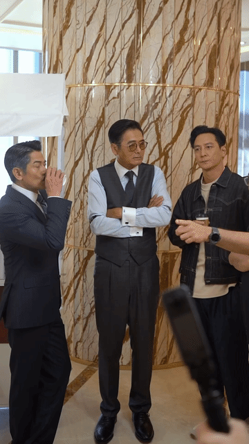 郭富城比周润发矮了那么多，但是，气质和气势上却一点也不输！城叔真的是气度不凡，每